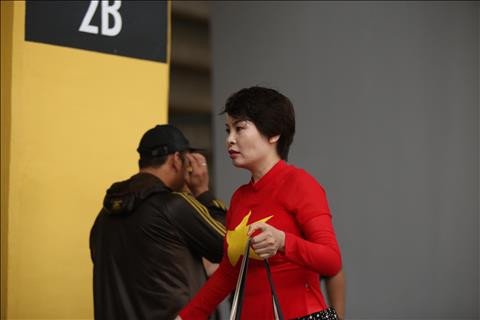 TRỰC TIẾP TỪ BUKIT JALIL Mặc trời mưa, CĐV Việt Nam vẫn ào ào đến sân hình ảnh 2