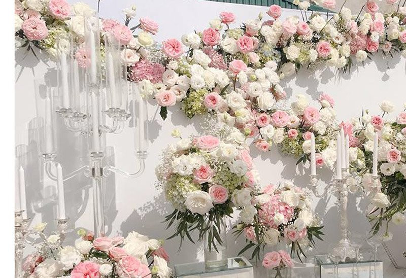 Khi lên thiết kế tiệc cưới anh Tạ Đình Phong cho biết, nhiều khách hàng ưa chuộng hoa nhập khẩu. Tình huống bất ngờ trong đám cưới thiếu gia Nam Định, hôn trường náo loạn