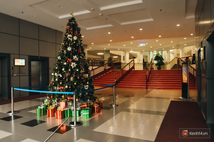 Xịn như Kinh tế Quốc dân: Dựng không gian checkin Noel sang như khách sạn bên trong toà nhà thế kỷ 96.000 m2 với 17 thang máy! - Ảnh 8. Xịn như Kinh tế Quốc dân: Dựng không gian checkin Noel sang như khách sạn bên trong toà nhà thế kỷ 96.000 m2 với 17 thang máy! - Ảnh 8.