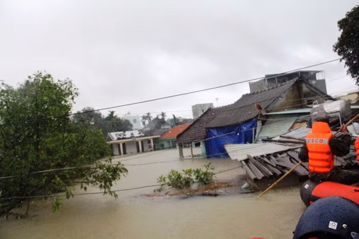 Mưa lịch sử nước ngập đến cổ người, hàng trăm ngôi nhà chỉ còn nhìn thấy nóc ảnh 10