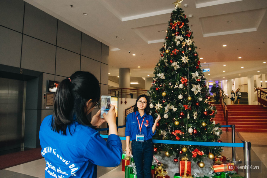 Xịn như Kinh tế Quốc dân: Dựng không gian checkin Noel sang như khách sạn bên trong toà nhà thế kỷ 96.000 m2 với 17 thang máy! - Ảnh 16. Xịn như Kinh tế Quốc dân: Dựng không gian checkin Noel sang như khách sạn bên trong toà nhà thế kỷ 96.000 m2 với 17 thang máy! - Ảnh 16.