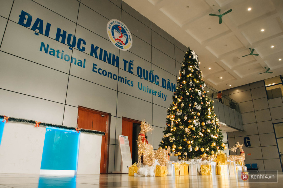 Xịn như Kinh tế Quốc dân: Dựng không gian checkin Noel sang như khách sạn bên trong toà nhà thế kỷ 96.000 m2 với 17 thang máy! - Ảnh 1. Xịn như Kinh tế Quốc dân: Dựng không gian checkin Noel sang như khách sạn bên trong toà nhà thế kỷ 96.000 m2 với 17 thang máy! - Ảnh 1.