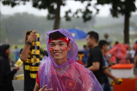 TRỰC TIẾP TỪ BUKIT JALIL Mặc trời mưa, CĐV Việt Nam vẫn ào ào đến sân hình ảnh 2