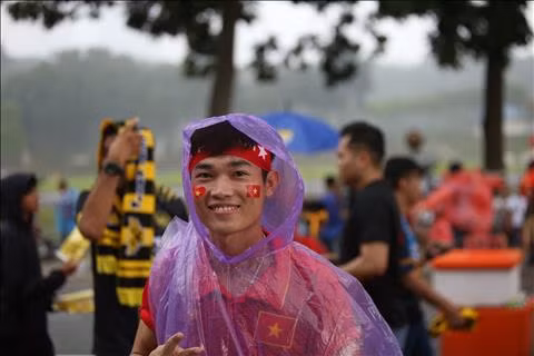 TRỰC TIẾP TỪ BUKIT JALIL Mặc trời mưa, CĐV Việt Nam vẫn ào ào đến sân hình ảnh 2