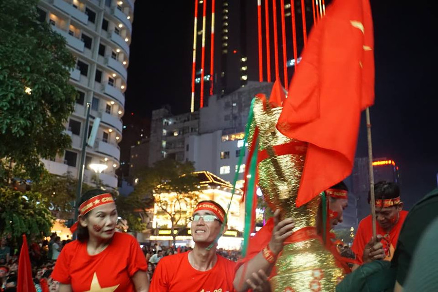 Cờ đỏ sao vàng, cờ Hàn Quốc và Cúp vàng giương cao sau trận Malaysia 2-2 Việt Nam ảnh 5 Chú thích ảnh