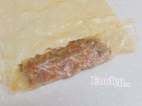 Vang dau cuon thit chien gion