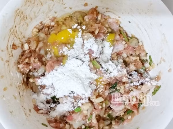 Vang dau cuon thit chien gion