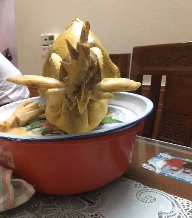 Có lẽ người luộc cũng không biết chú gà này tạo dáng kiểu gì.