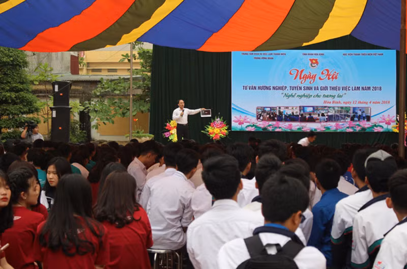 Cán bộ Trung tâm dịch vụ việc làm thanh niên T.Ư Đoàn tư vấn, định hướng nghề nghiệp cho các em học sinh tham gia Ngày hội