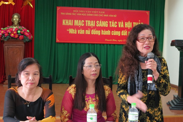  Nhà văn nữ đồng hành cùng đất nước