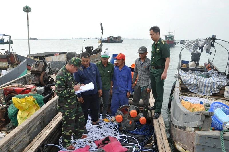 Lực lượng Đồn Biên Phòng Trà Cổ tiến hành lập biên bản chủ của bè mảng, ảnh: QTV