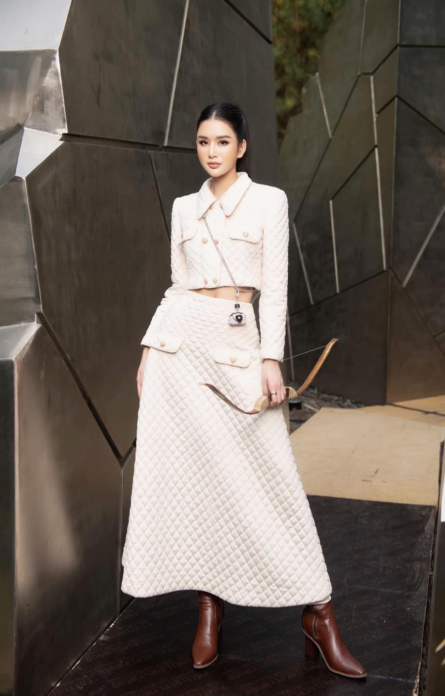 Á hậu Nguyễn Nga mở màn show thời trang với bộ đầm dáng chữ A khoe eo thon.