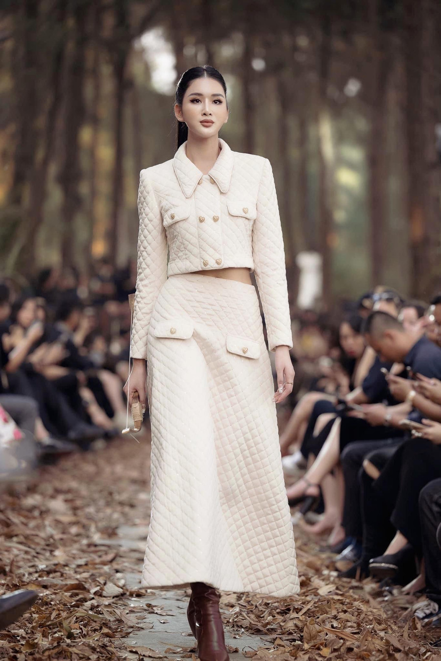 Với vẻ đẹp ngọt ngào, nàng hậu đến từ Phú Thọ được đánh giá rất hợp với màu sắc của bộ sưu tập lần này.