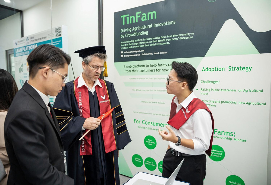 TinFarm, được sáng lập bởi Trần Quốc Bảo, sinh viên Viện Kỹ thuật và Khoa học máy tính VinUni, là một nền tảng hỗ trợ gọi vốn cộng đồng cho các dự án phát triển nông nghiệp sạch. Tinfarm kết nối trực tiếp người nông dân với các doanh nghiệp chế biến/phân phối sản phẩm nông/thủy sản, nhằm tối ưu nhu cầu, tối ưu chi phí vận hành, vận chuyển. TinFarm, được sáng lập bởi Trần Quốc Bảo, sinh viên Viện Kỹ thuật và Khoa học máy tính VinUni, là một nền tảng hỗ trợ gọi vốn cộng đồng cho các dự án phát triển nông nghiệp sạch. Tinfarm kết nối trực tiếp người nông dân với các doanh nghiệp chế biến/phân phối sản phẩm nông/thủy sản, nhằm tối ưu nhu cầu, tối ưu chi phí vận hành, vận chuyển.