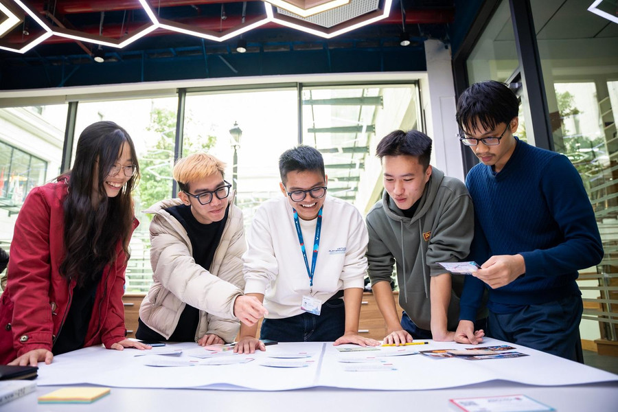 Các thiết kế không gian linh hoạt, sáng tạo tại Trung tâm khởi nghiệp E-Lab tại VinUni hỗ trợ các nhu cầu về khu làm việc mở, hay nơi tổ chức hội thảo, chia sẻ ý tưởng, thiết kế mô hình cho các dự án của sinh viên. Các thiết kế không gian linh hoạt, sáng tạo tại Trung tâm khởi nghiệp E-Lab tại VinUni hỗ trợ các nhu cầu về khu làm việc mở, hay nơi tổ chức hội thảo, chia sẻ ý tưởng, thiết kế mô hình cho các dự án của sinh viên.