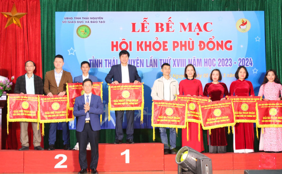 Ông Nguyễn Văn Hưng - Phó Giám đốc Sở GD&ĐT, Phó Trưởng Ban tổ chức trao giải cho khối các trường THPT tại Hội khỏe Phù Đổng lần thứ XVIII. Ông Nguyễn Văn Hưng - Phó Giám đốc Sở GD&ĐT, Phó Trưởng Ban tổ chức trao giải cho khối các trường THPT tại Hội khỏe Phù Đổng lần thứ XVIII.