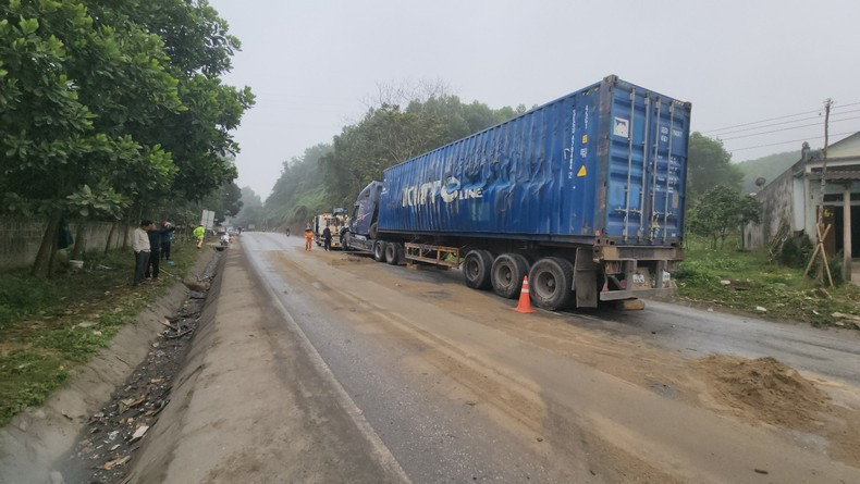 Lực lượng chức năng nhanh chóng giải tỏa hiện trường vụ tai nạn, bảo đảm lưu thông. Lực lượng chức năng nhanh chóng giải tỏa hiện trường vụ tai nạn, bảo đảm lưu thông.