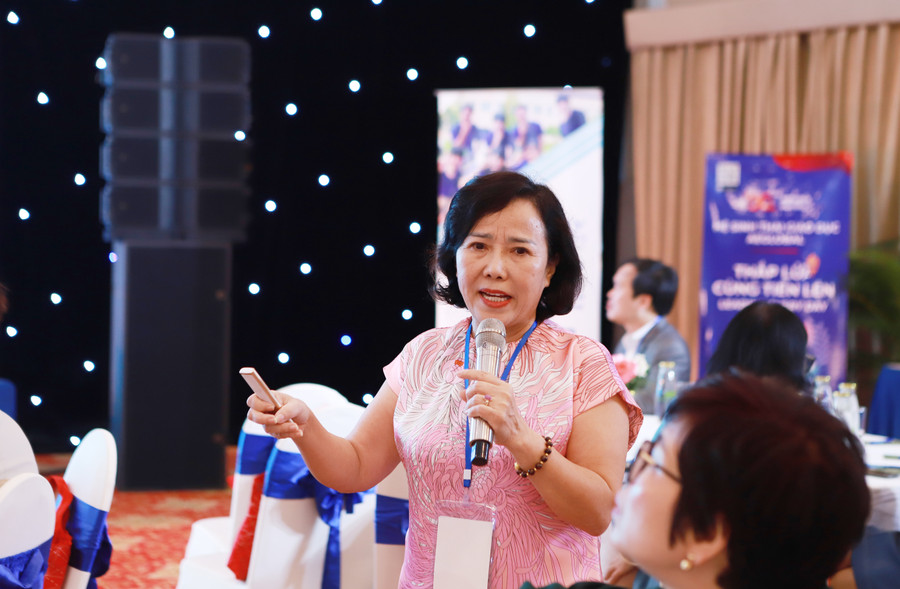 NGƯT Đinh Thị Tú trao đổi tại buổi thảo luận.