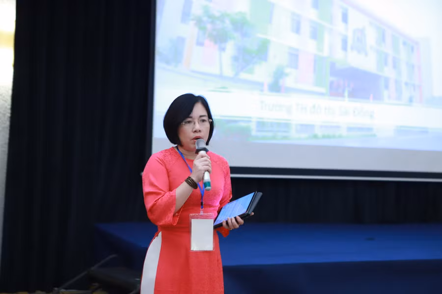 Cô Lê Thị Thu Hường, Hiệu trưởng Trường Tiểu học Đô thị Sài Đồng trao đổi tại hội thảo.