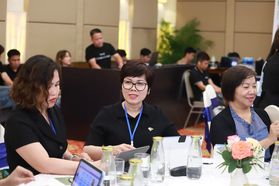 Các đại biểu cùng nhau thảo luận ý kiến về chủ đề được diễn giả trao đổi.