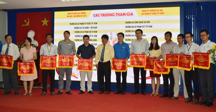 PGS.TS Đỗ Văn Dũng tặng cờ cho đại diện các trường tham gia