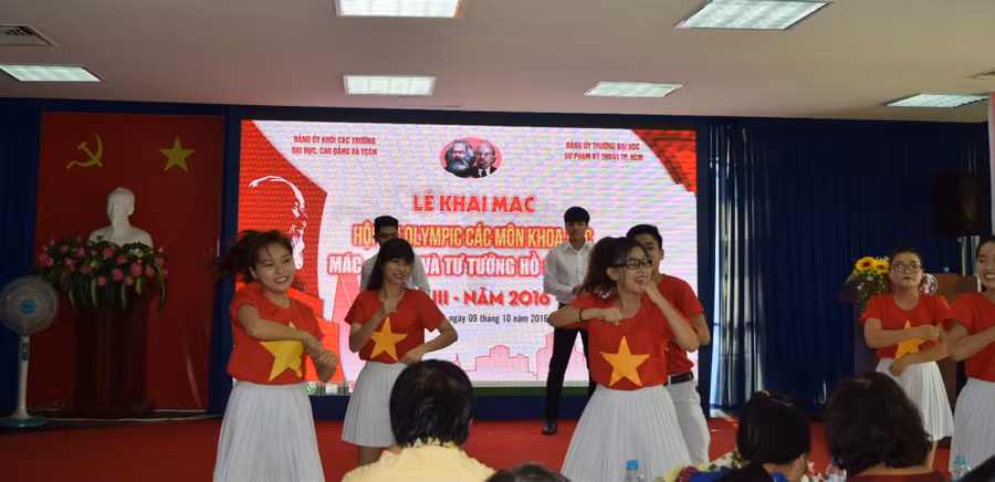 Một tiết mục chào mừng Hội thi của sinh viên Trường Đại học Sư phạm Kỹ thuật TPHCM