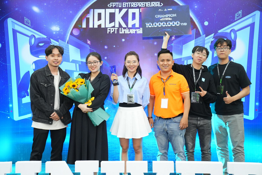Sinh viên nhóm Dự án FMentor chụp ảnh cùng ban tổ chức. Sinh viên nhóm Dự án FMentor chụp ảnh cùng ban tổ chức.