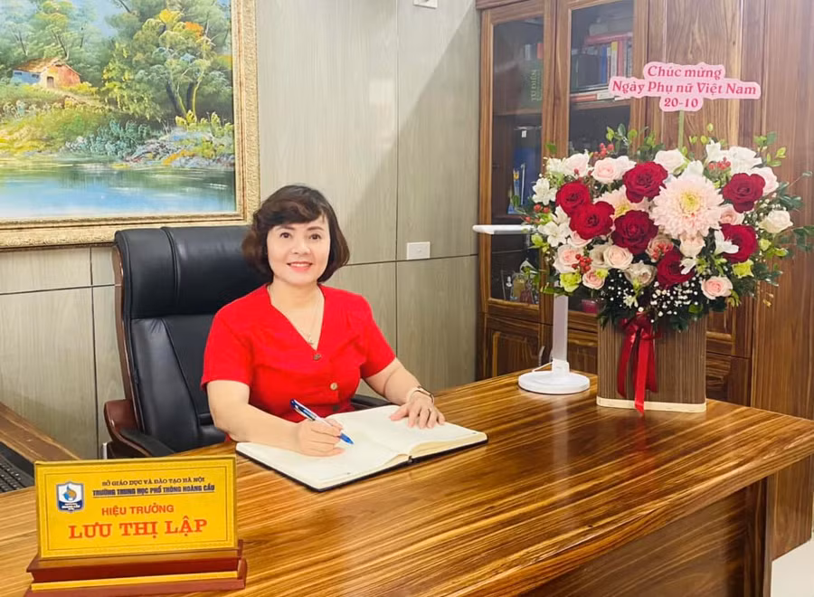 Cô Lưu Thị Lập - Hiệu trưởng Trường THPT Hoàng Cầu.