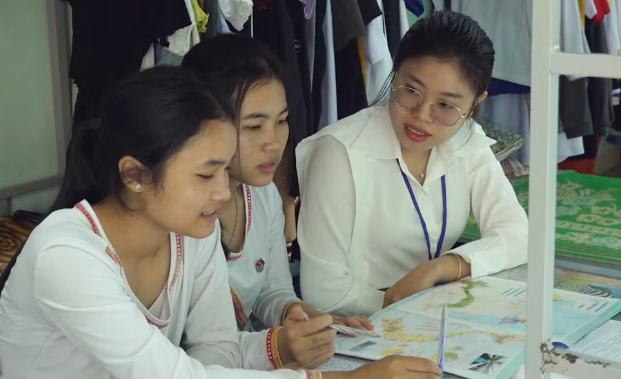 Giáo viên Trường THPT Tây Trà hỗ trợ kiến thức các học sinh ở bán trú ôn tập.