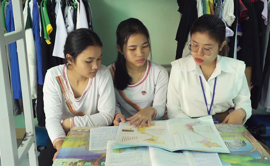 Cô giáo Trần Thị Phương Thùy giải đáp thắc mắc về môn Địa Lý cho các em học sinh ở bán trú.