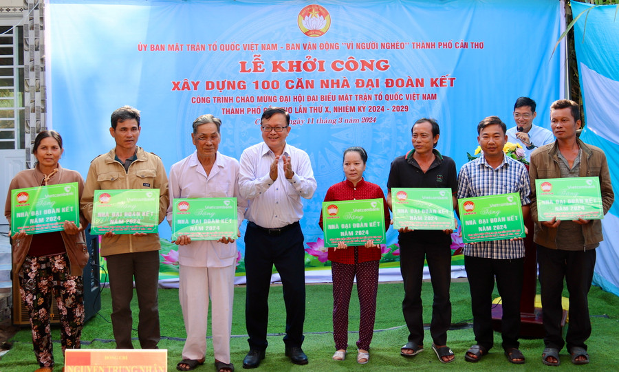 Ông Nguyễn Trung Nhân - Chủ tịch Ủy ban MTTQ Việt Nam TP Cần Thơ trao bảng tượng trưng nhà cho người nghèo.