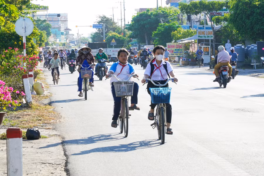 Học sinh ở khu vực nông thôn miền Tây chịu ảnh hưởng của nắng nóng do các em thường tự đến trường.