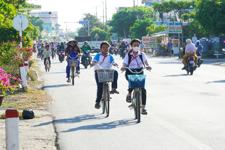 Học sinh ở khu vực nông thôn miền Tây chịu ảnh hưởng của nắng nóng do các em thường tự đến trường.