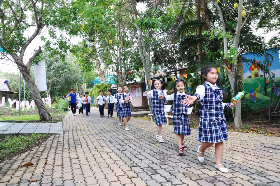 Các trường thực hiện các hoạt động trải nghiệm khu vực thoáng mát cho các em học sinh trong thời tiết nắng nóng.