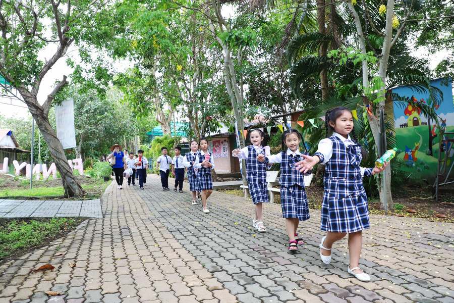 Các trường thực hiện các hoạt động trải nghiệm khu vực thoáng mát cho các em học sinh trong thời tiết nắng nóng. Các trường thực hiện các hoạt động trải nghiệm khu vực thoáng mát cho các em học sinh trong thời tiết nắng nóng.