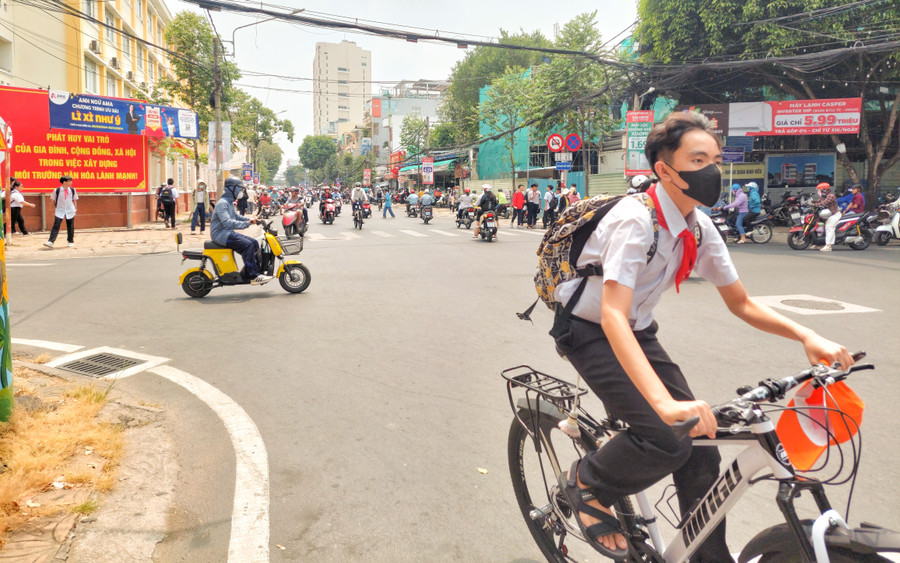 Một số học sinh vẫn “vô tư” với thời tiết nắng nóng gay gắt. Một số học sinh vẫn “vô tư” với thời tiết nắng nóng gay gắt.