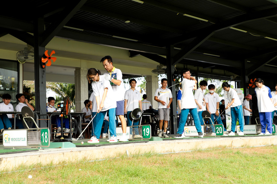 Một số trường đã linh hoạt thay đổi các hoạt động ngoài trường bằng hoạt động trải nghiệm trong khu vực có mái che. Một số trường đã linh hoạt thay đổi các hoạt động ngoài trường bằng hoạt động trải nghiệm trong khu vực có mái che.