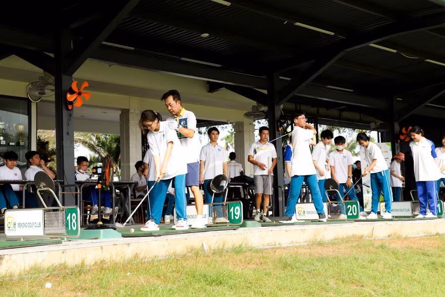 Một số trường đã linh hoạt thay đổi các hoạt động ngoài trường bằng hoạt động trải nghiệm trong khu vực có mái che.