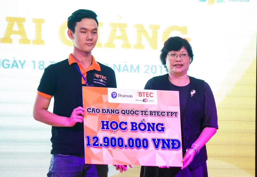 Suất học bổng trao cho các bạn tân sinh viên