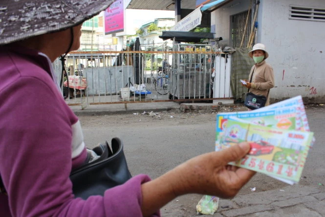 Bà Trần Thị Anh (nằm) và bà Nguyễn Thị Quế nương tựa vào nhau để có nghị lực sống