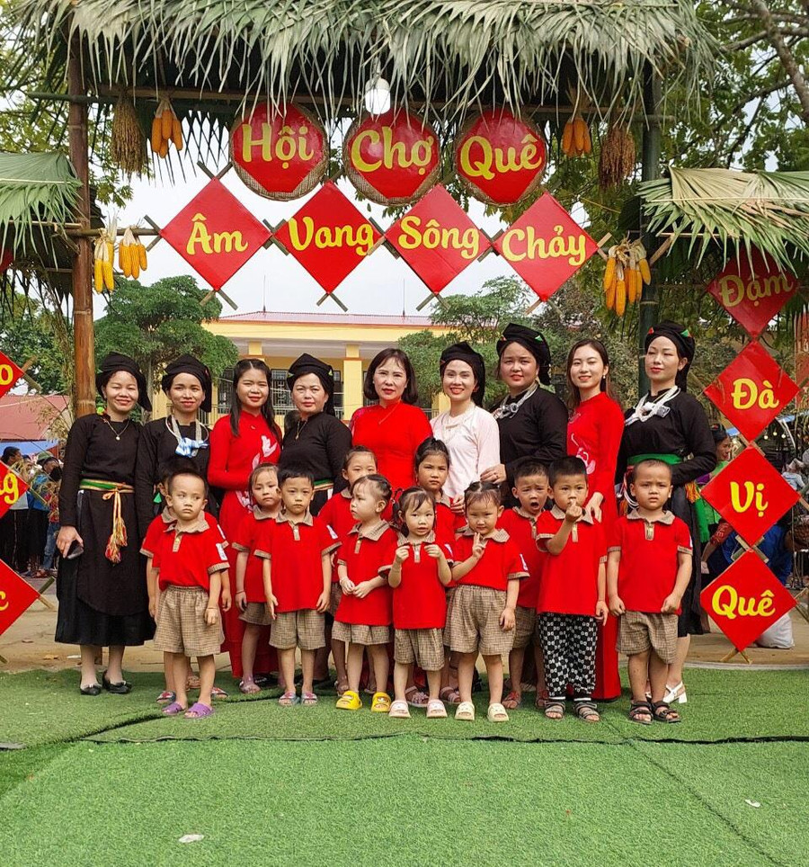 Giáo viên, phụ huynh và học sinh chụp ảnh lưu niệm Giáo viên, phụ huynh và học sinh chụp ảnh lưu niệm