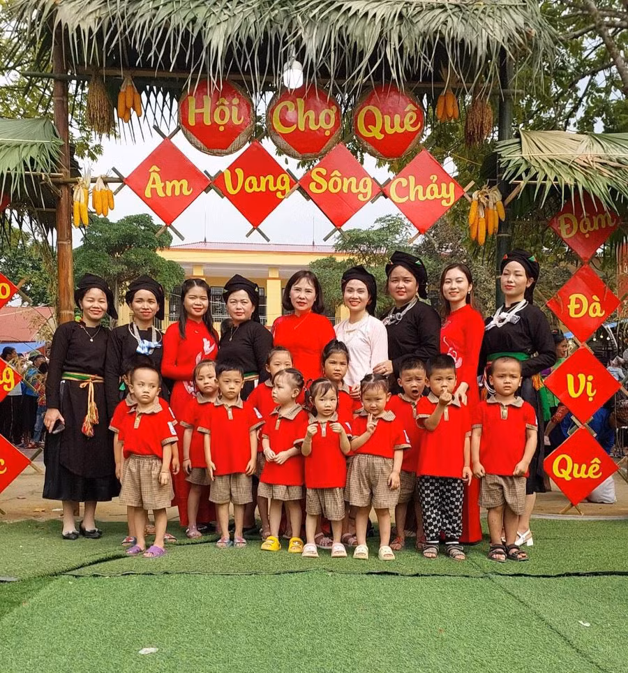 Giáo viên, phụ huynh và học sinh chụp ảnh lưu niệm