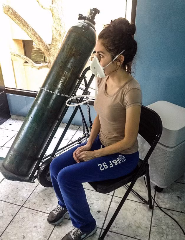 Cô thường xuyên phải sử dụng bình dưỡng khí