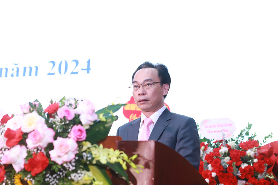 PGS.TS Hoàng Minh Sơn, Thứ trưởng Bộ GD&amp;ĐT phát biểu chúc mừng và giao nhiệm vụ cho Hiệu trưởng Trường ĐH Mỏ - Địa chất. Ảnh: Đình Tuệ.