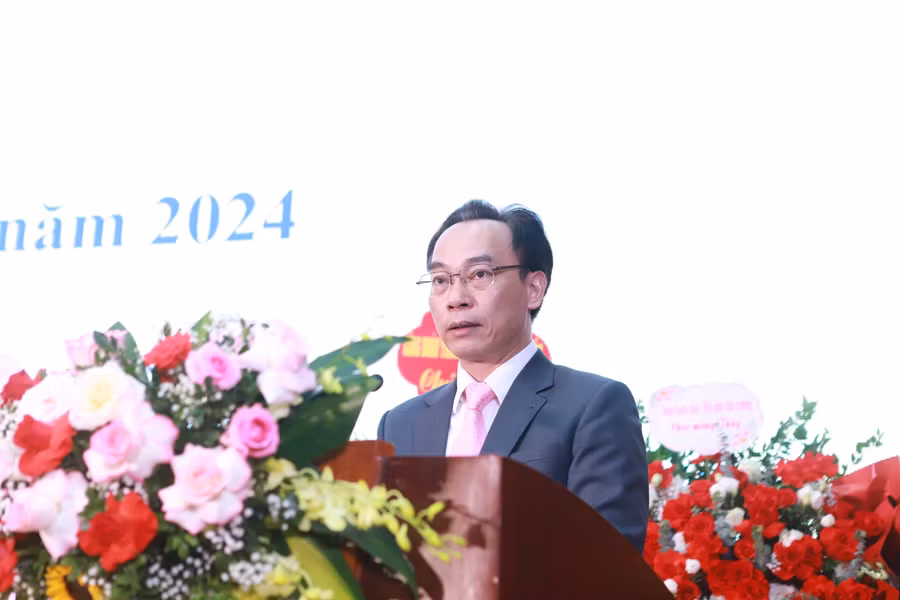 PGS.TS Hoàng Minh Sơn, Thứ trưởng Bộ GD&amp;ĐT phát biểu chúc mừng và giao nhiệm vụ cho Hiệu trưởng Trường ĐH Mỏ - Địa chất. Ảnh: Đình Tuệ.