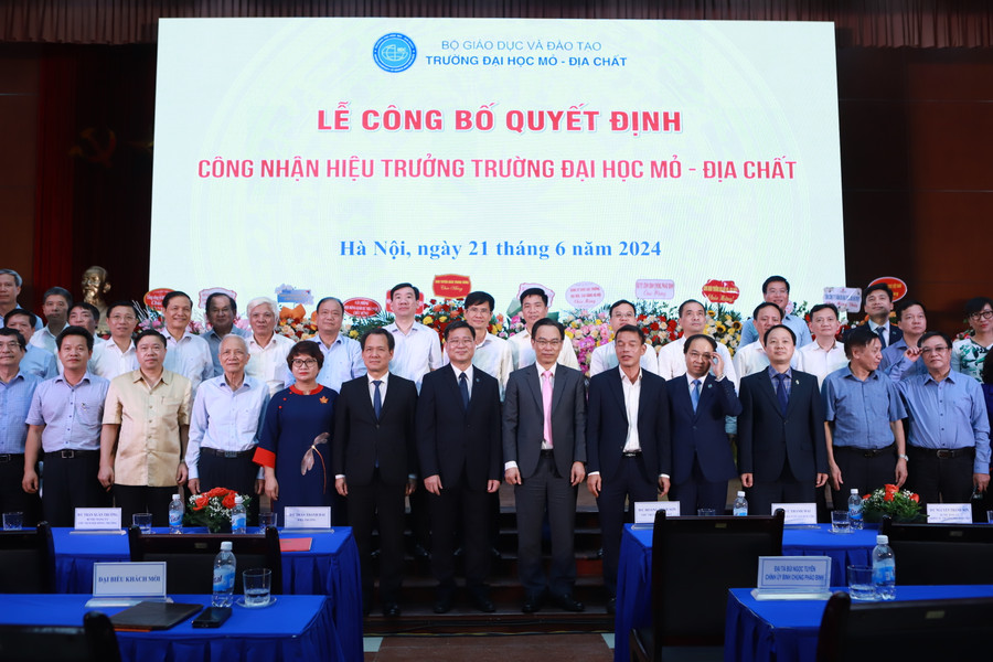 Các đại biểu tham dự buổi lễ chụp ảnh lưu niệm cuối chương trình. Ảnh: Đình Tuệ.