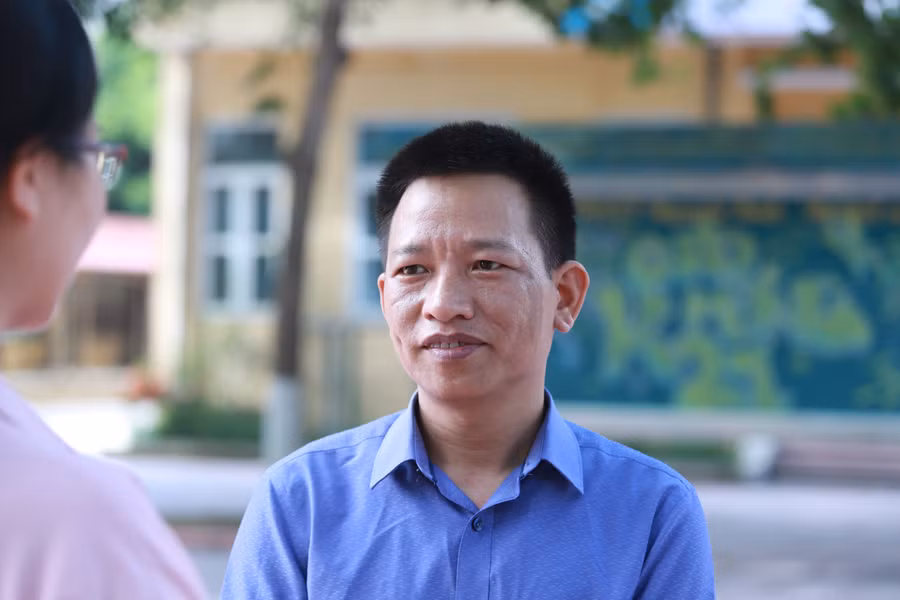 Thầy Trần Mạnh Chiến - Hiệu trưởng Trường THPT Nguyễn Bính. Ảnh: Đình Tuệ. Thầy Trần Mạnh Chiến - Hiệu trưởng Trường THPT Nguyễn Bính. Ảnh: Đình Tuệ.