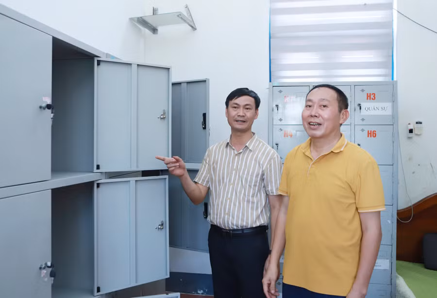 Thầy Nguyễn Thanh Tùng (trái) - Hiệu trưởng Trường THPT Nguyễn Du kiểm tra độ an toàn tủ chứa đề thi, bài thi của thí sinh tại trường. Ảnh: Đình Tuệ. Thầy Nguyễn Thanh Tùng (trái) - Hiệu trưởng Trường THPT Nguyễn Du kiểm tra độ an toàn tủ chứa đề thi, bài thi của thí sinh tại trường. Ảnh: Đình Tuệ.