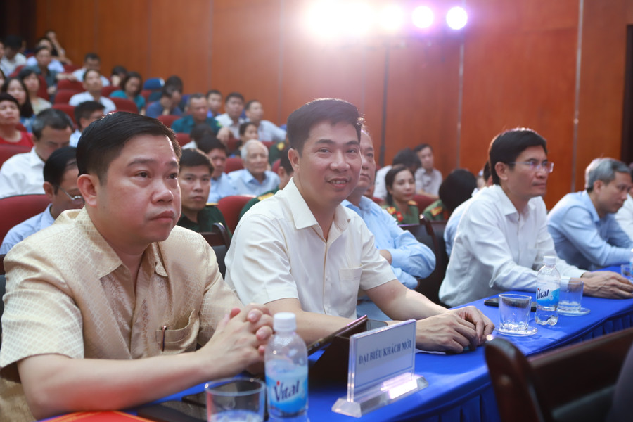 Đông đảo khách mời đến từ các cơ sở giáo dục đại học tới tham dự, chia vui cùng Trường ĐH Mỏ - Địa chất. Ảnh: Đình Tuệ.