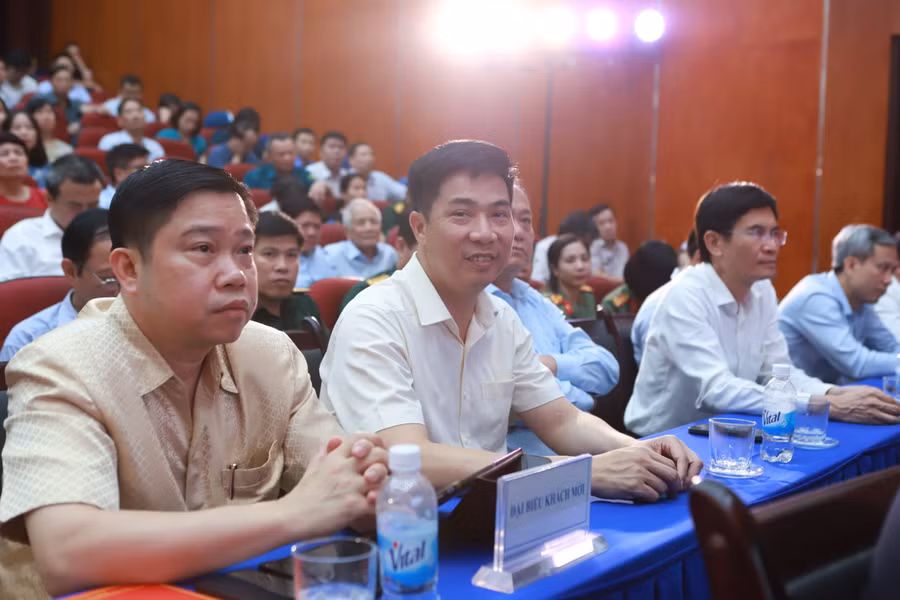 Đông đảo khách mời đến từ các cơ sở giáo dục đại học tới tham dự, chia vui cùng Trường ĐH Mỏ - Địa chất. Ảnh: Đình Tuệ.